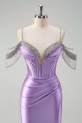 Glitzerndes flieder Meerjungfrauen Schulter Quasten Satin Perlenkleid mit Schlitz