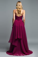 Dunkelviolettes Spaghettiträger A-Linie Langes Hochzeitsgastkleid mit Rüschen