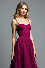 Dunkelviolettes Spaghettiträger A-Linie Langes Hochzeitsgastkleid mit Rüschen