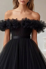 Schwarzes Schulterfreies Ballkleid aus Tüll mit Rüschen in A-Linie