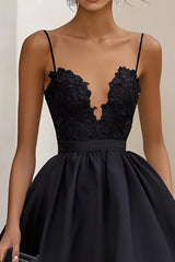 Schwarze Spaghettiträger A Linie Ballkleid
