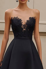 Schwarzes Trägerloses Appliziertes Langes Ballkleid mit Rüschen