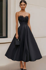 Schwarzes Trägerloses A-Linie Ballkleid aus Satin