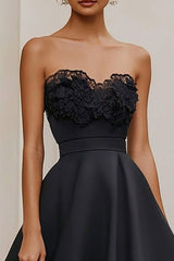Schwarzes Trägerloses A-Linie Ballkleid aus Satin