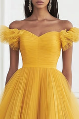 Gelbes Ballkleid aus Tüll mit Rüschen