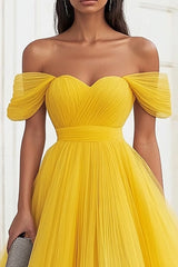 Gelbes Schulterfreies Ballkleid aus Tüll mit Falten