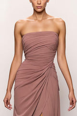 Trägerloses Blush Rückenfreies Gerafftes Langes Abendkleid mit Schlitz
