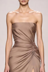 Champagner Trägerloses Langes Gerafftes Abendkleid aus Satin mit Schlitz