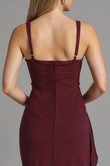 Dunkelrotes Etui Abendkleid aus Satin mit Schlitz und Spaghettiträgern