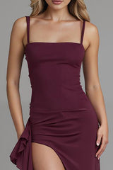 Dunkelrotes Etui Abendkleid aus Satin mit Schlitz und Spaghettiträgern