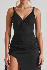 Schwarzes Abendkleid mit Spaghettiträgern und Schlitz