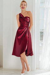 Cabernet A Linie Satin Gerafftes Midi Brautjungfernkleid mit einer Schulter