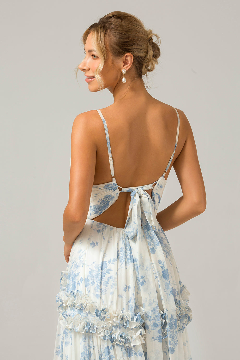 Weißes blaues Blumen A-Linie langes Tüll Brautjungfernkleid mit Rüschen