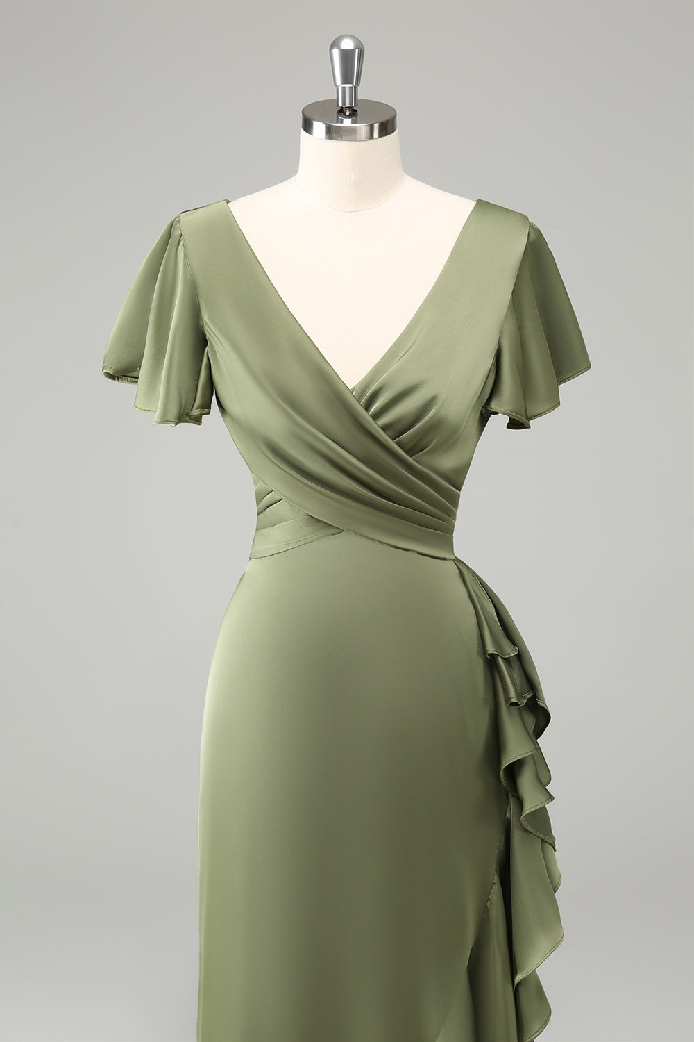 Olive Satin Etui Hochzeitsgastkleid mit V-Ausschnitt und Rüschen