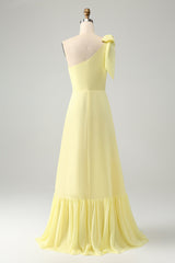 A Linie Eine Schulter Gelbes Langes Hochzeitsgastkleid mit Schlitz