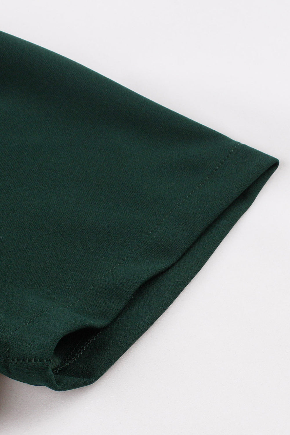 Dunkelgrünes einreihiges Kleid mit V-Ausschnitt aus den 1950er Jahren
