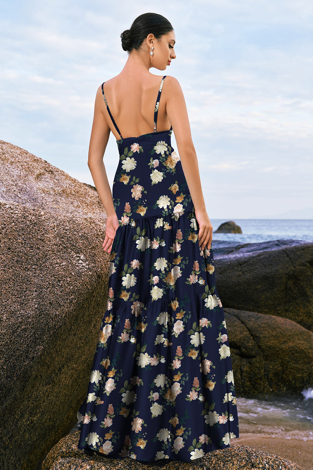 Marineblaues Bloom A-Linie Spaghettiträger Rückenfreies Druck Satin Langes Brautjungfernkleid
