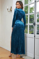 Blaues Samt Ballkleid mit hohem Kragen und langen Ärmeln