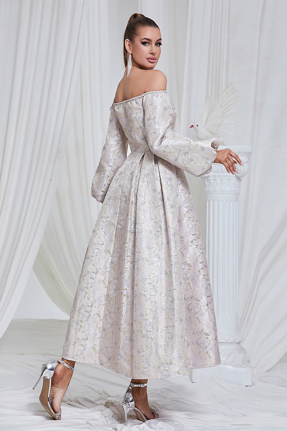 Flieder schulterfreies plissiertes A-Linie Ballkleid mit langen Ärmeln