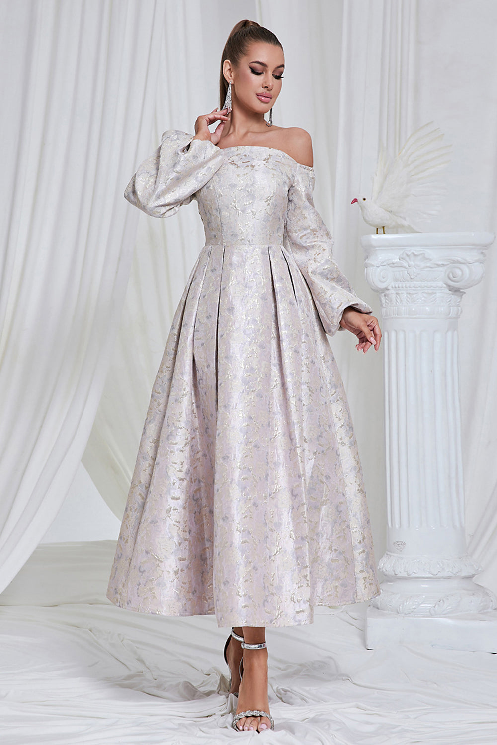 Flieder schulterfreies plissiertes A-Linie Ballkleid mit langen Ärmeln