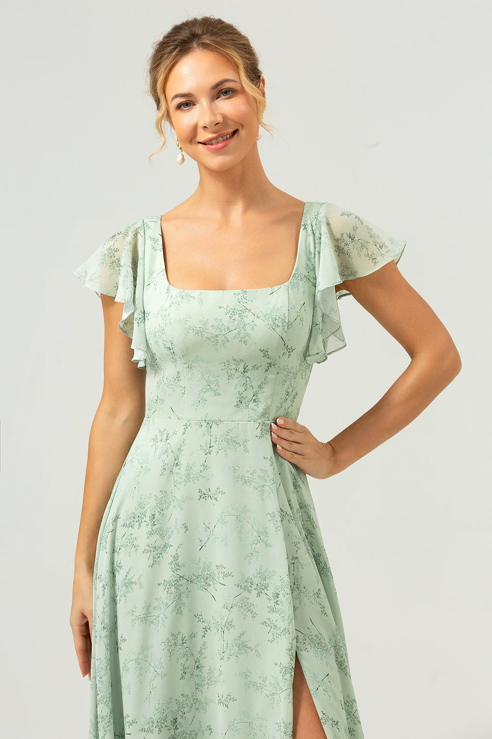 Dusty Sage Langes Brautjungfernkleid mit quadratischem Ausschnitt und bedruckter Blume mit Schlitz