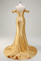 Glitzerndes goldenes Mermaid Kalte Schulter Pailletten gerafftes Satin Ballkleid