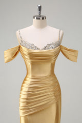 Glitzerndes goldenes Mermaid Kalte Schulter Pailletten gerafftes Satin Ballkleid