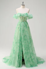 Grünes schulterfreies Druck Ballkleid mit Rüschen und Schlitz