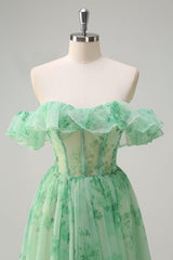 Grünes schulterfreies Druck Ballkleid mit Rüschen und Schlitz