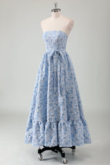 Blaues trägerloses A-Linie Ballkleid mit Gürtel