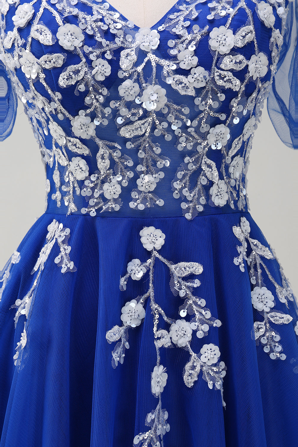 Glitzerndes Königsblaues A-Linie Tüll Ballkleid mit kurzen Ärmeln mit V-Ausschnitt und Applikationen