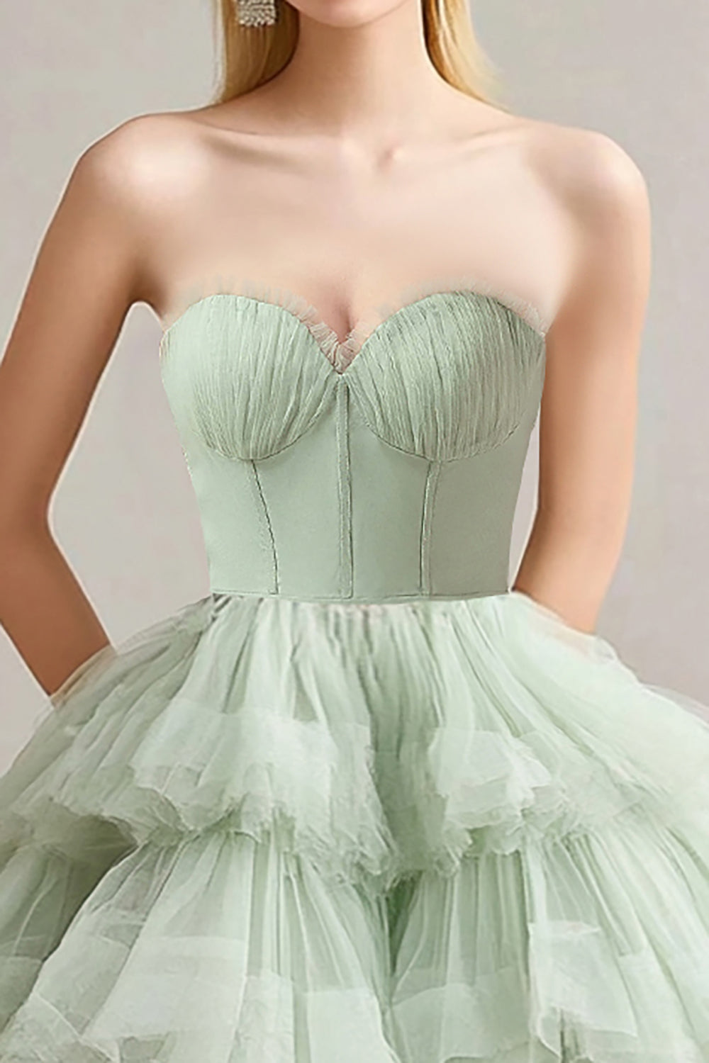 A Linie Sage Trägerloses gestuftes Rüschen Ballkleid aus Tüll