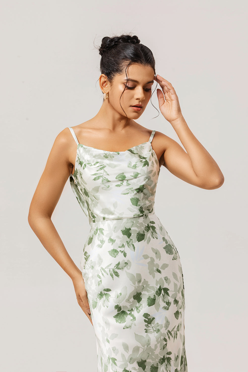 Grünes Blumen Etui Brautjungfernkleid mit Wasserfallausschnitt und Schlitz