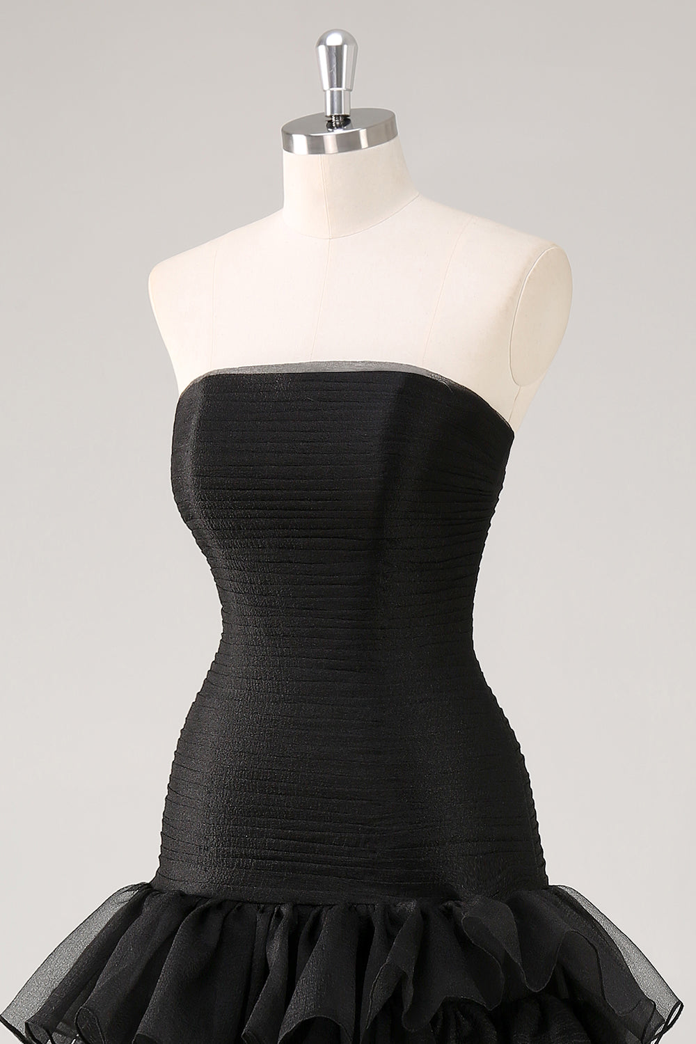 Schwarzes Trägerloses Gestuftes Tüll Ballkleid mit Rüschen
