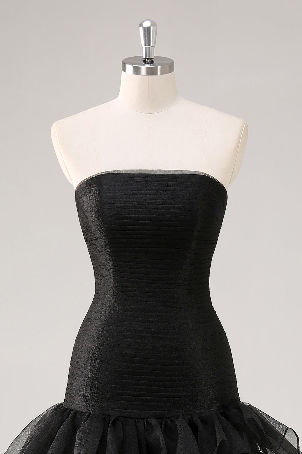 Schwarzes Trägerloses Gestuftes Tüll Ballkleid mit Rüschen