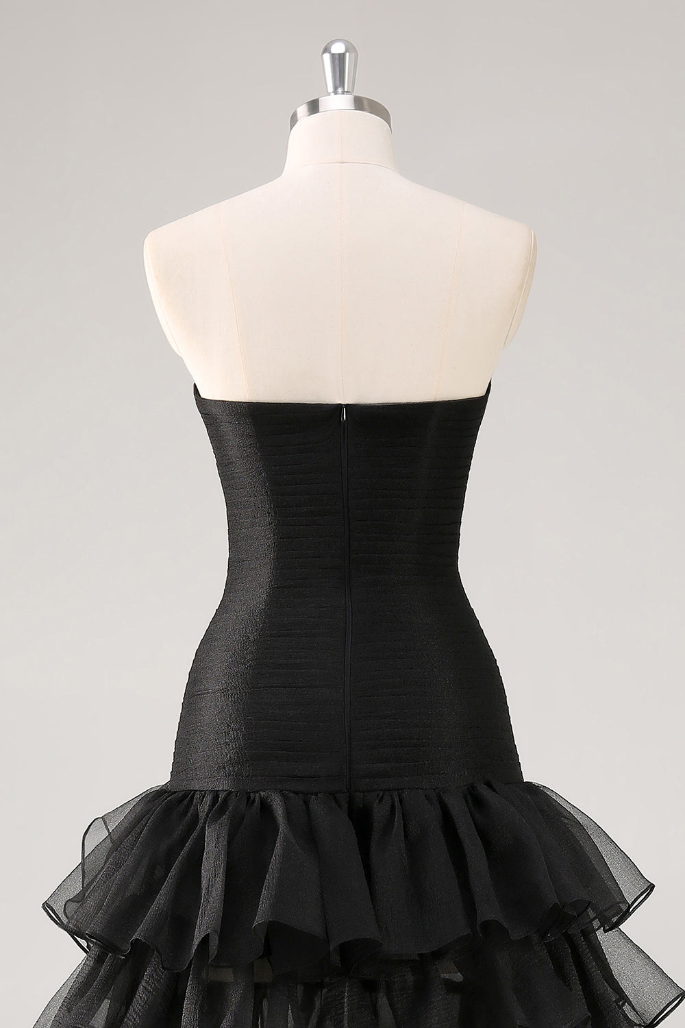 Schwarzes Trägerloses Gestuftes Tüll Ballkleid mit Rüschen