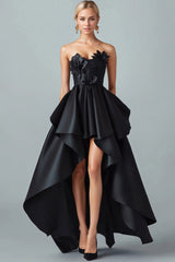 Glitzerndes Schwarzes Hi-Low Trägerloses 3D-Blumen Satin Partykleid in A-Linie mit Rüschen