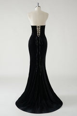Schwarzes Trägerloses Samt Abendkleid mit glitzernden Schleifen und hohem Schlitz (keine Handschuhe)