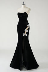 Schwarzes Trägerloses Samt Abendkleid mit glitzernden Schleifen und hohem Schlitz (keine Handschuhe)