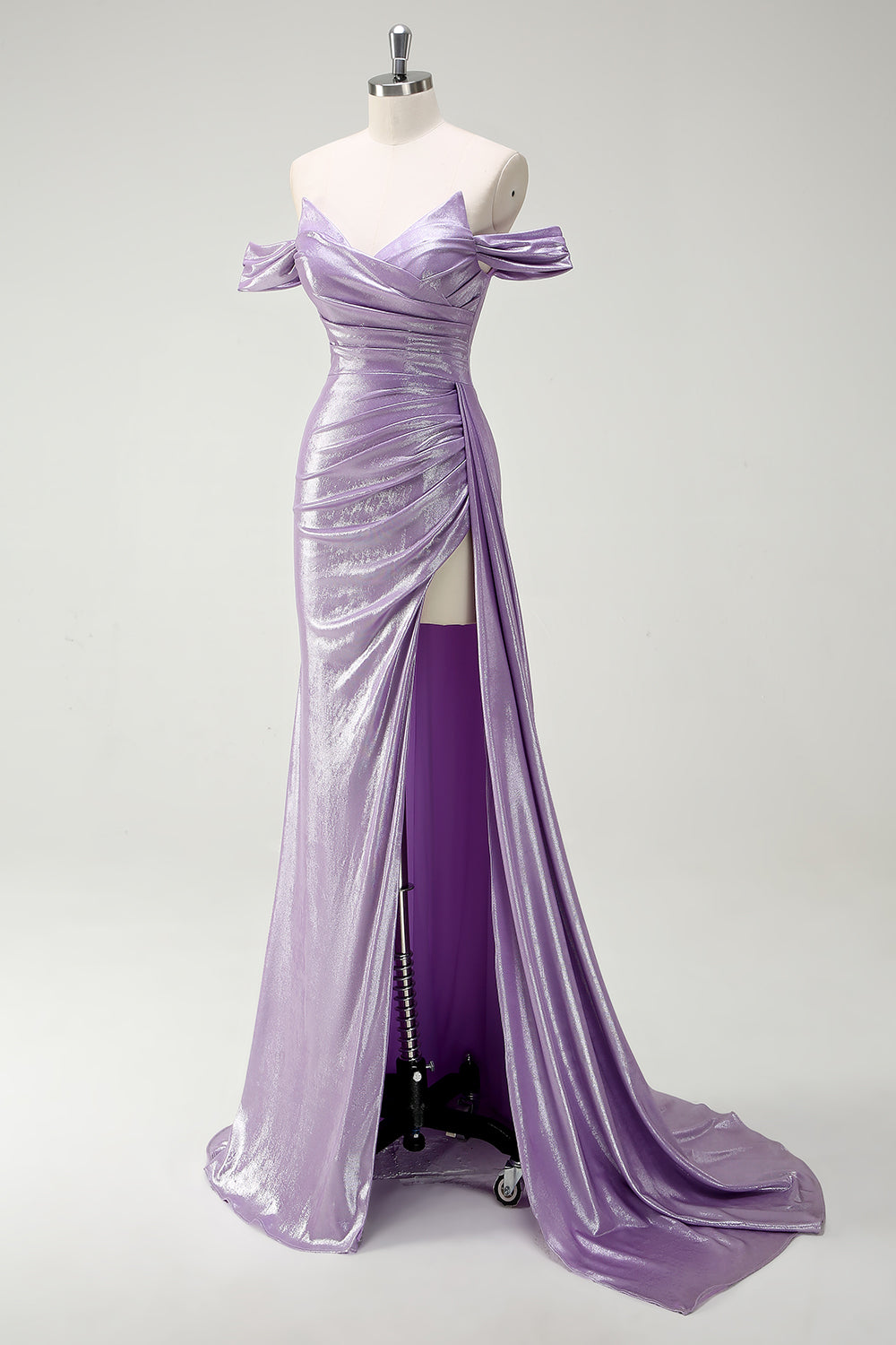 Schulterfreies Flieder Ballkleid mit Rüschen und Schlitz