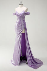 Schulterfreies Flieder Ballkleid mit Rüschen und Schlitz