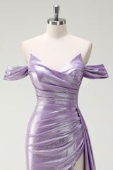 Schulterfreies Flieder Ballkleid mit Rüschen und Schlitz