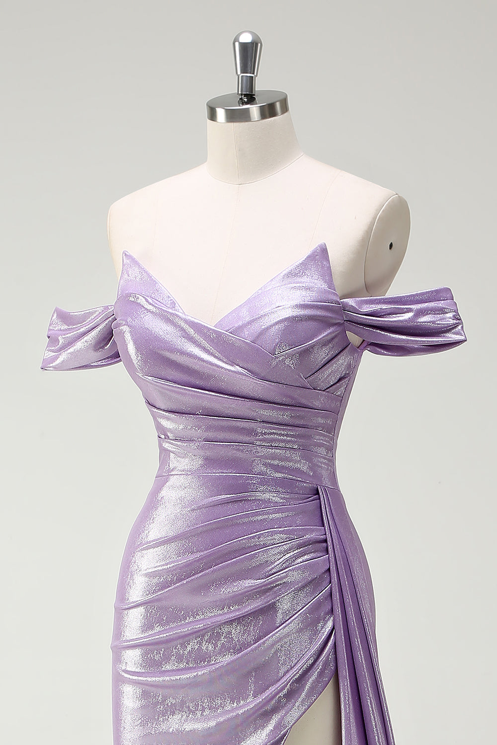 Schulterfreies Flieder Ballkleid mit Rüschen und Schlitz
