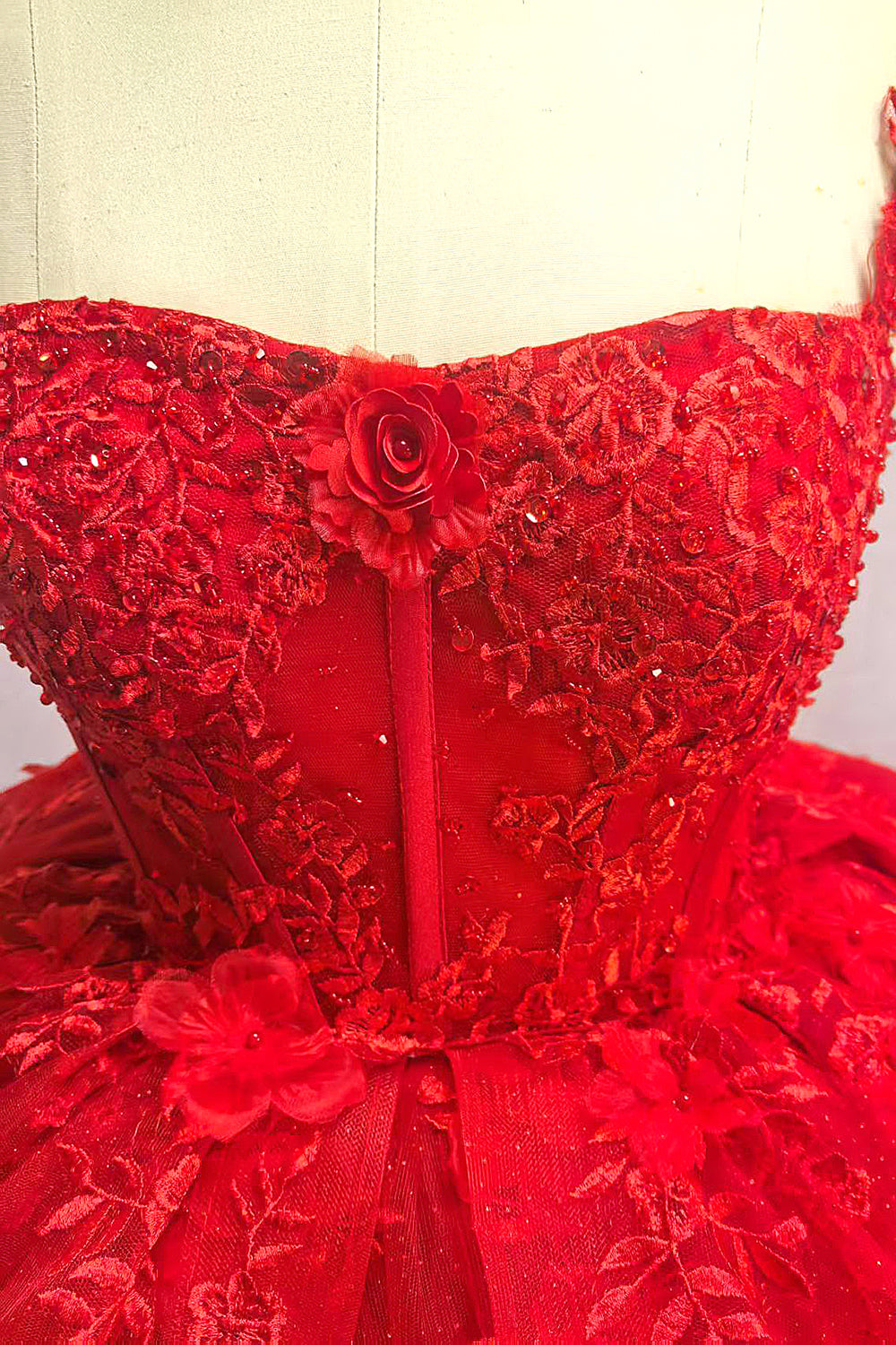 Funkelndes Rotes Ballkleid Spaghettiträger Perlenbesetztes Quinceanera Kleid mit Applikationen