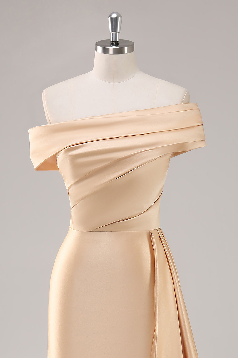 Langes Champagner Abendkleid mit einer Schulter und Falten