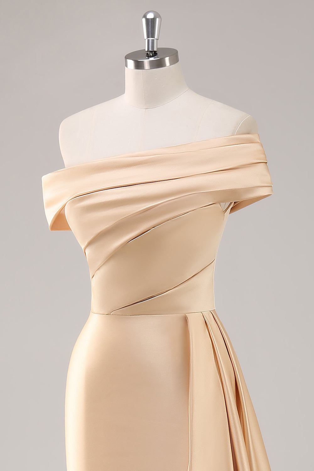 Langes Champagner Abendkleid mit einer Schulter und Falten