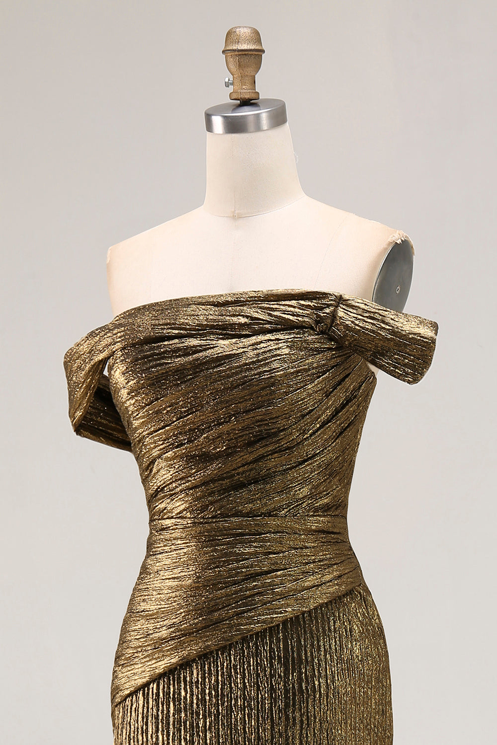Gold Schulterfreies Etui Abendkleid aus Metallic Satin mit Schlitz