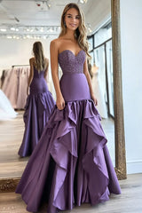 Pflaume A-Linie Herzausschnitt Satin Ballkleid mit Rüschen und Perlenstickerei