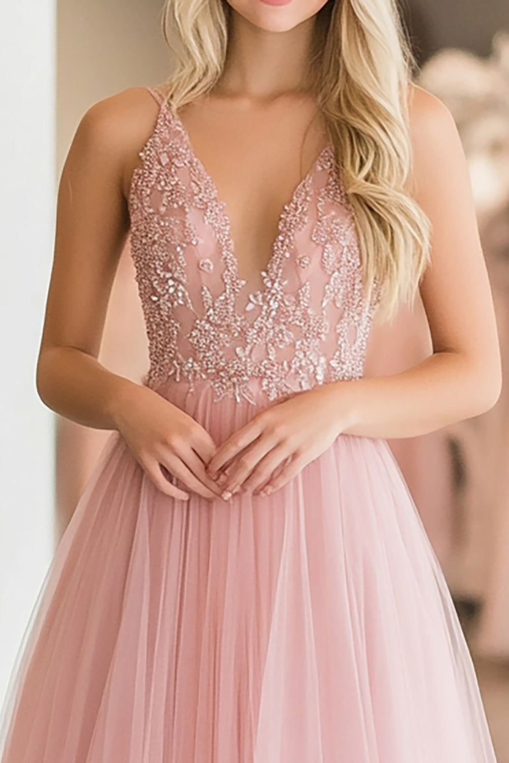 A Linie Rosa Tüll Ballkleid mit Spitzenapplikationen und tiefem V-Ausschnitt