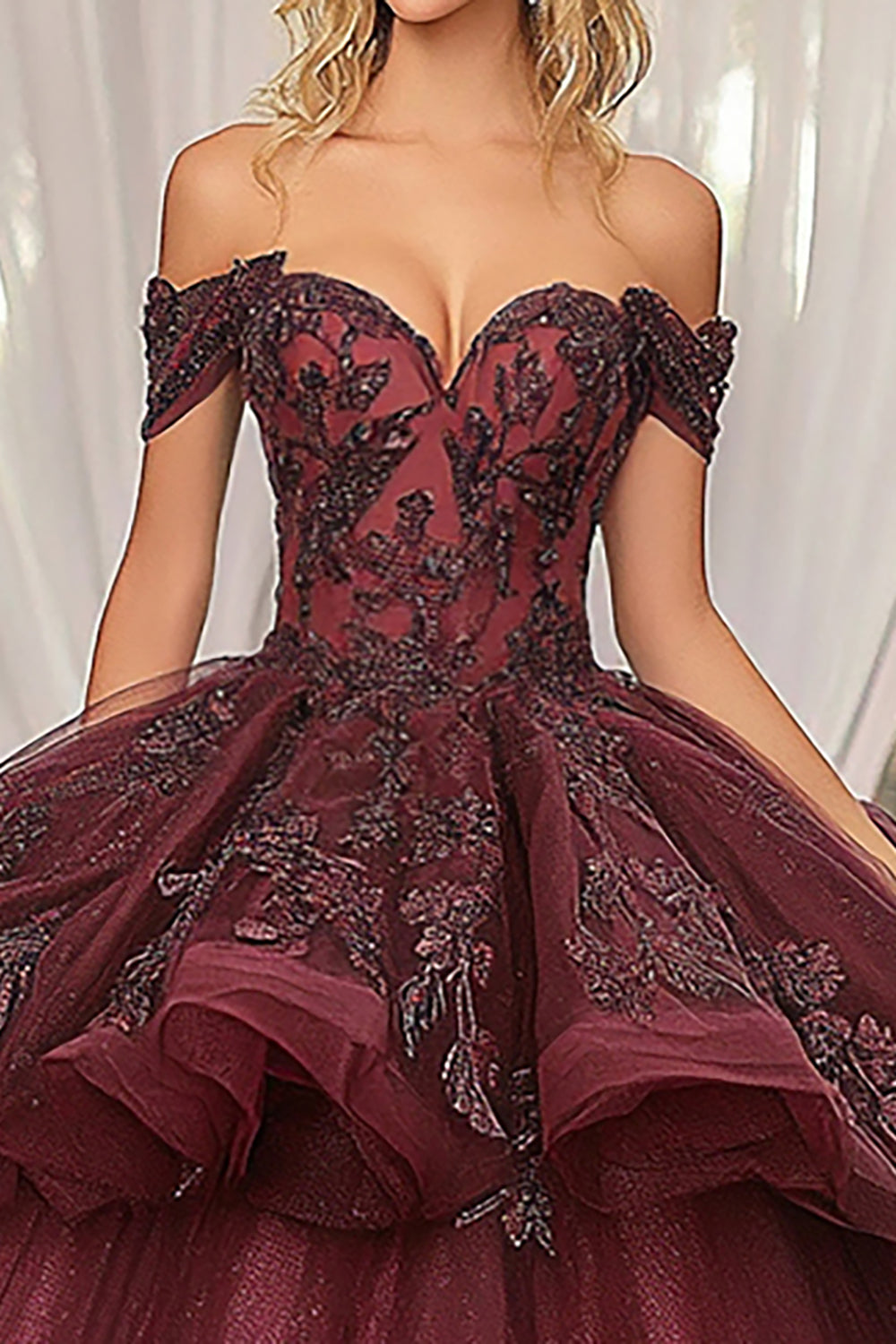 Glitzerndes Burgunderrotes Ballkleid Schulterfreies Quinceanera Kleid aus Tüll mit Paillettenapplikationen